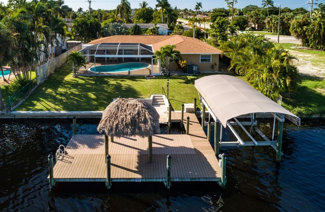 ¡NUEVO LISTADO! Hermosa villa con acceso al Golfo 4BR con piscina, muelle, cabaña tiki - Yacht Club