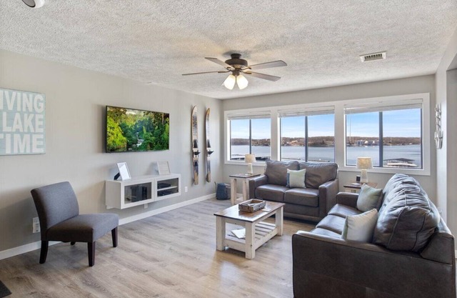 Top Rated, Water Front Condo in Heart of Osage Beach! Great Views! 2 bed/2bath