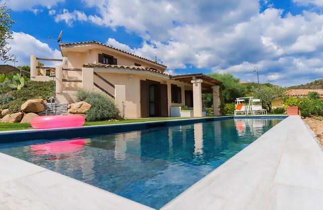 Relajación total con una piedra arrojada a la piscina de Chia