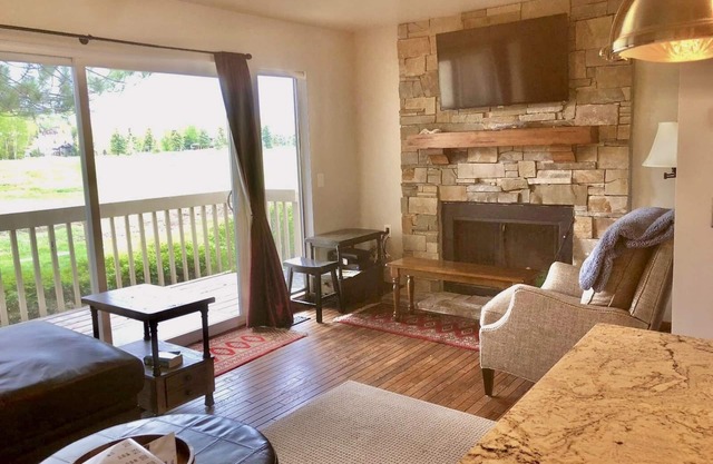 NUEVO LANZAMIENTO - renovación total! Chalet de esquí 3 bd / 2 bth con vistas a la montaña