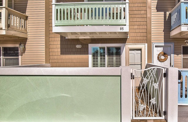 Totalmente renovado Townhouse de dos dormitorios a 200 pies del océano