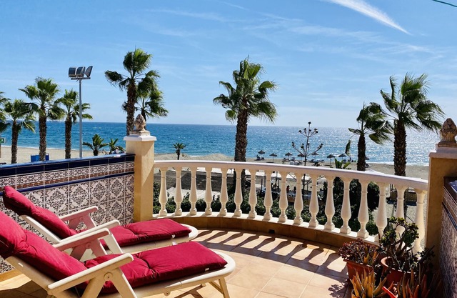 Casa de pueblo en la playa con gran terraza y vistas al mar.