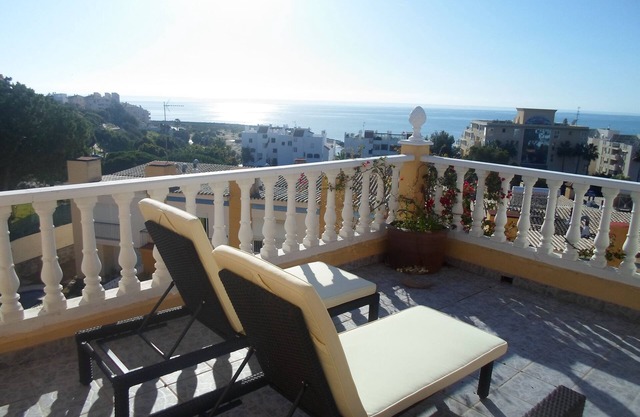 Casa adosada con piscina comunitaria y espectacular terraza en la azotea, cerca de la playa.