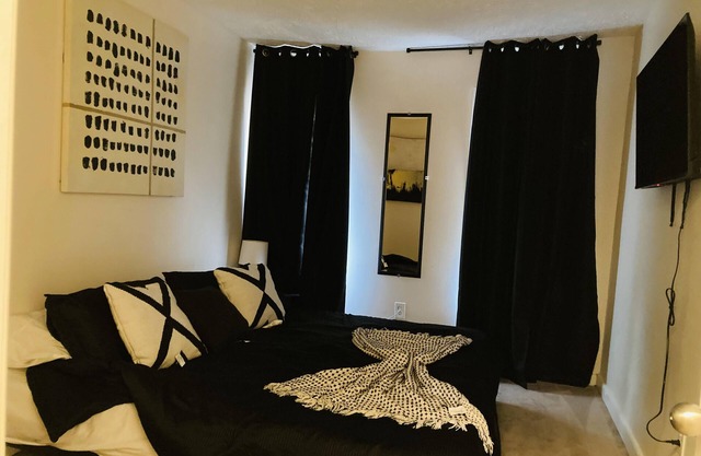 Townhome in the Mexican War Streets! Pet-Friendly and off-street parking options