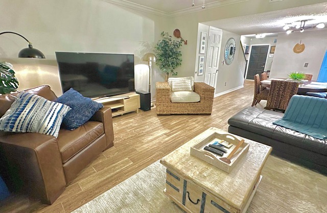 Townhome Gem w/ Balcony-College Park, WP, Downtown, Lake Eola, Universal,Disney
