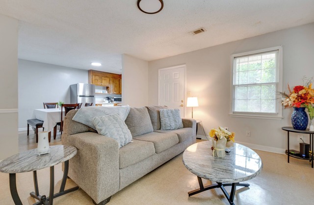 Townhome w/ Porch: 2 Mi to Central Cedartown!