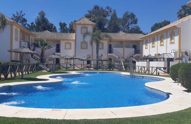 Adosado con terraza y piscina a 15 min de la playa.
