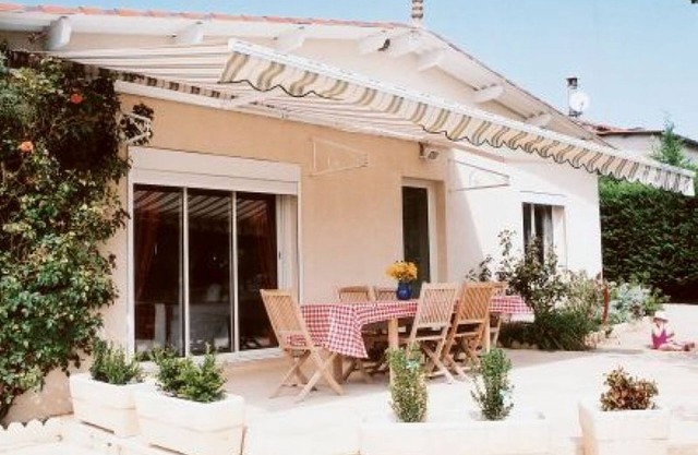 Casa con un hermoso ambiente rural y piscina privada, amplios jardines y patio con terraza.