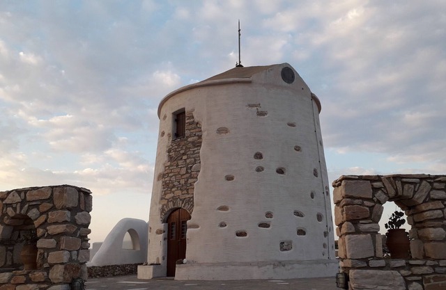 Molino de viento tradicional construido en piedra