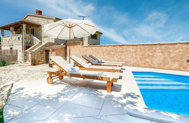 ¡Villa de piedra tradicional con aire acondicionado y piscina privada en una ubicación tranquila!