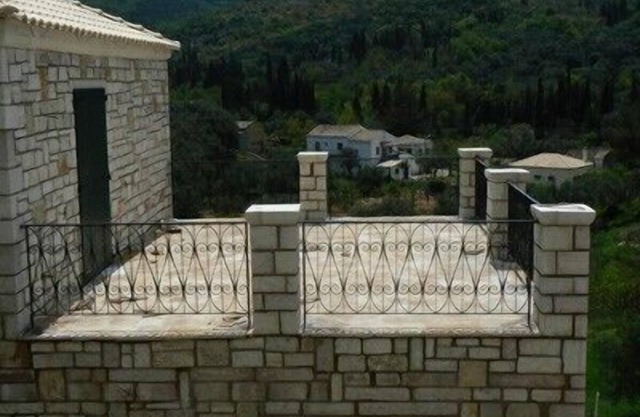 Chalets tradicionales de piedra en 'Loutses' con vistas panorámicas niza