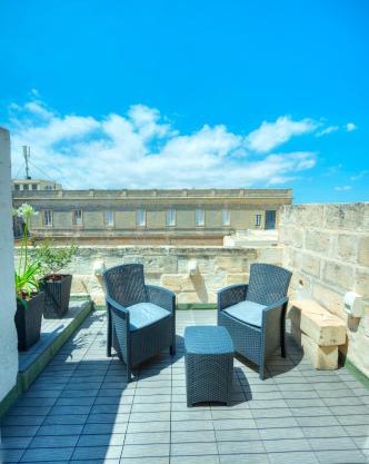 Traditional townhouse, terrace near Valletta WENG1-1