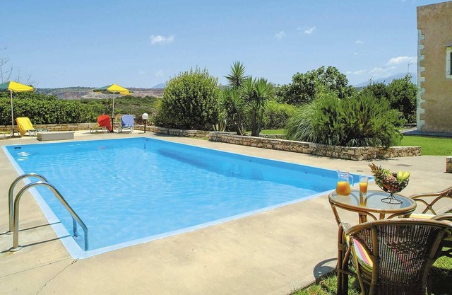 La tradición se encuentra con lo contemporáneo en esta villa idealmente situada con piscina y vistas