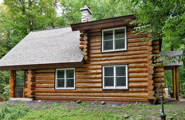 Hermosa cabaña de troncos en el lago Namakagon en Cable, Wisconsin