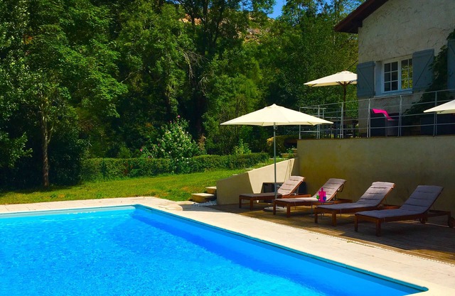 AJUSTE DEL RÍO TRANQUILO, PISCINA PRIVADA, AL BORDE DE UN PUEBLO MEDIEVAL FAMOSO