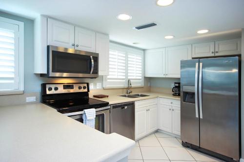 Tranquil 2nd floor beachfront condo on Sanibel Island 2A2