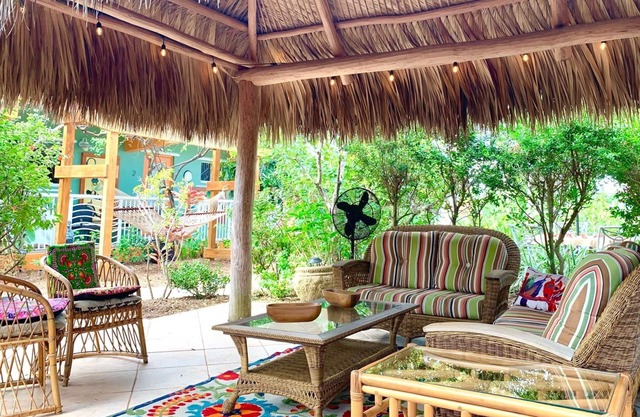 Vida tranquila en la playa: 1 dormitorio / 1 baño, apartamento inspirado en el arte con jardín privado