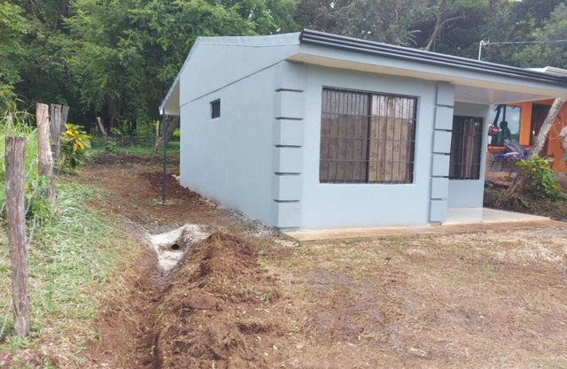 Tranquil house with AC in Veintisiete de abril, CR. 20 minutes away from beaches