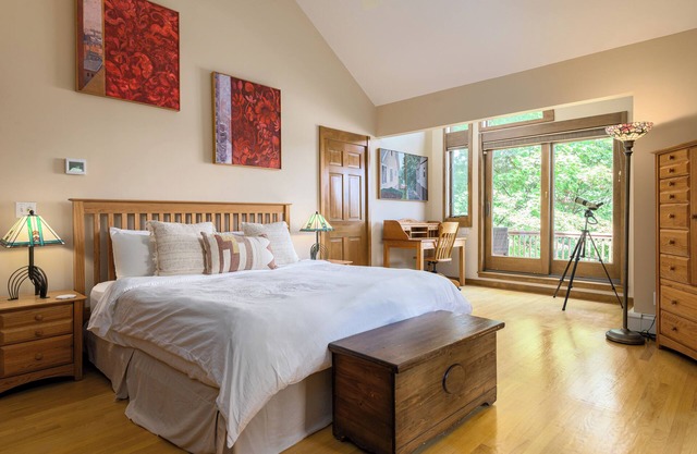 Tranquil LakeFront Lodge w/ Private Beach