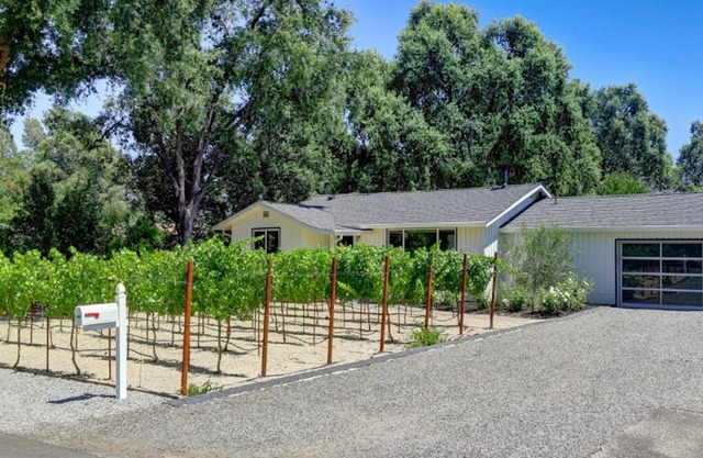 Casa de campo recientemente renovado que limita con Yountville!