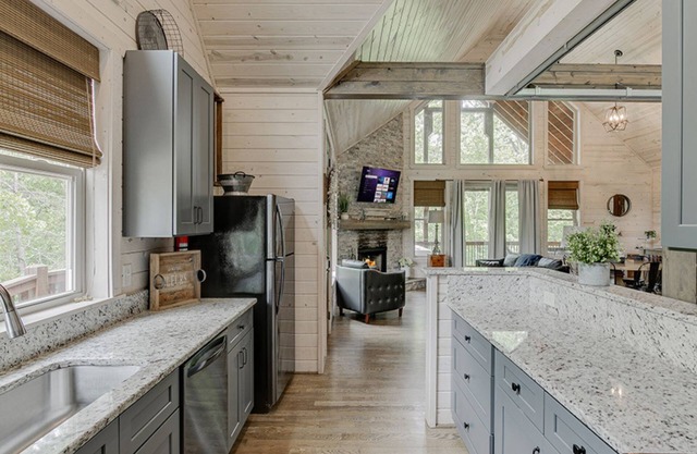 Tranquility Two- The Perfect Family Cabin, Shuffleboard y Ping Pong Table.