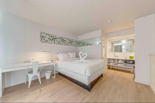 Travel Lodge by Wyndham 10 min from Disney