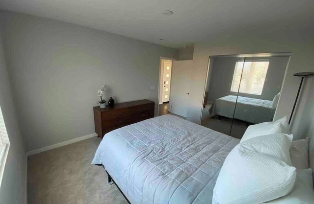 Traveling RN / Professionals - Private Bed and Shared Bathroom