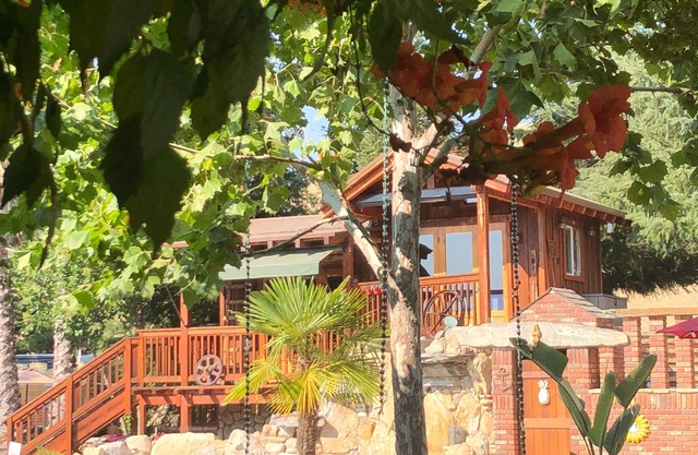 ¡Cabaña única en una propiedad compartida de 6 acres! Perfecto para entusiastas de Moto !!