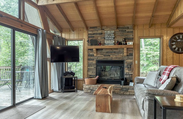 1743 Little Bear Lodge por Sarah Bernard