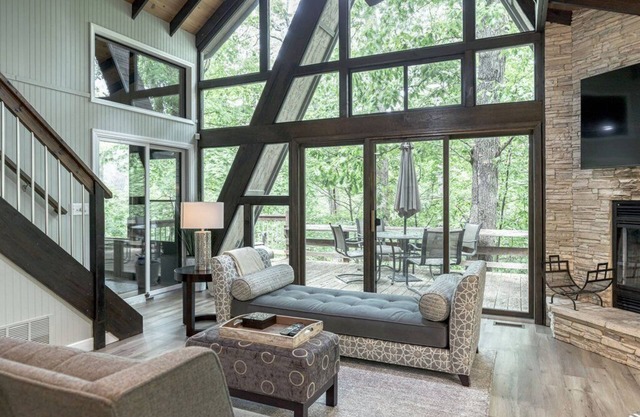 1716 Treetop Getaway de Sarah Bernard. Lujo privado!