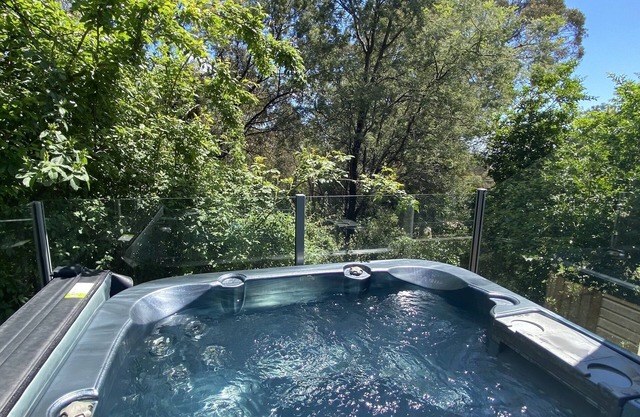 TreeTops - wood fire, outdoor spa and great coffee