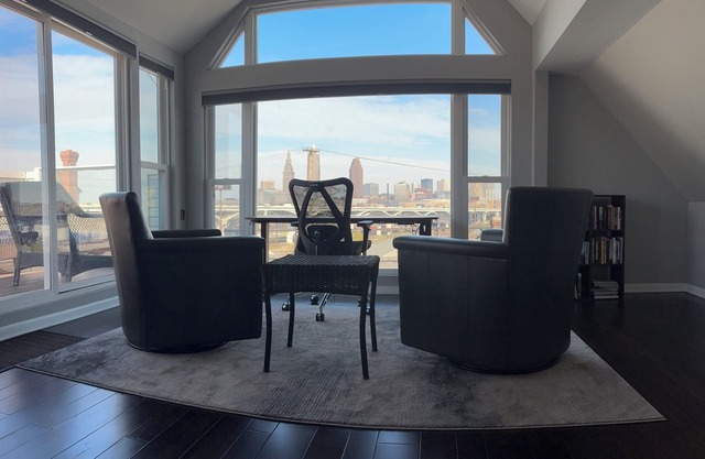 Tremont Retreat: City view near towpath w/ deck and hot tub