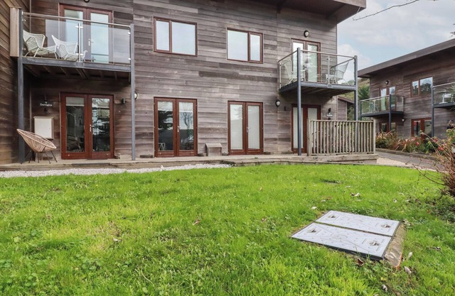 TREVEGLOS, family friendly, country holiday cottage in Porthtowan