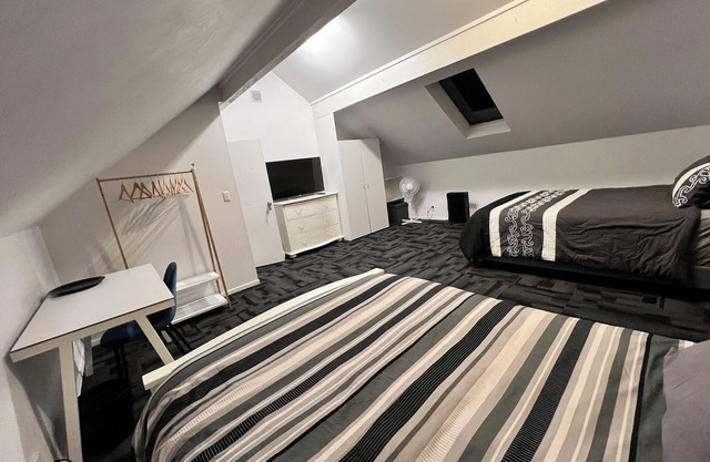 TRIPLE ROOM ONLY with Shared Bathroom @ LA CASA BONITA AUCKLAND 8 Bedroom Villa.
