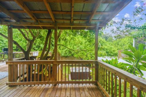 Tropical Haven- Hot Tub, Deck, Near Beach, New!