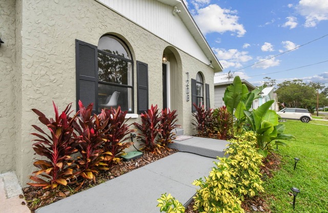 Tropical Haven- New, Central, Hot Tub, Deck, Full Kitchen, 5 min to Beach!