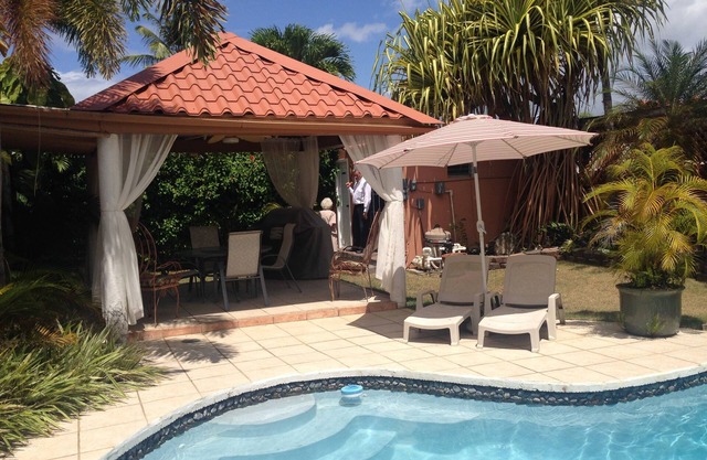 Casa tropical con piscina, aire acondicionado y 3 cuadras de la playa