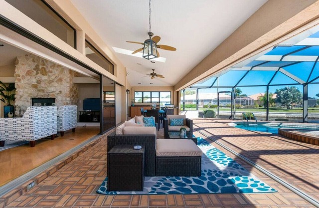 V Tropical - Waterfront Luxury Home in Punta Gorda, FL
