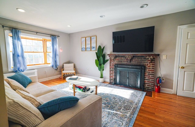 Tufts 4BD/2BA - 5.MIN to Harvard&Boston / Free Parking / Walk to Subway