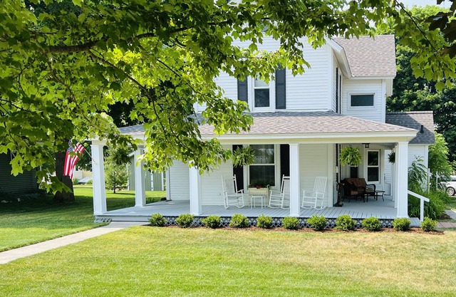 Downtown Boyne City, Spacious 5-Bedroom Home Close to Lake Charlevoix Beach