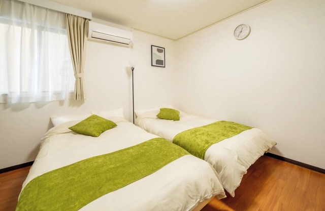Twin room with private bathroom / Osaka Ōsaka