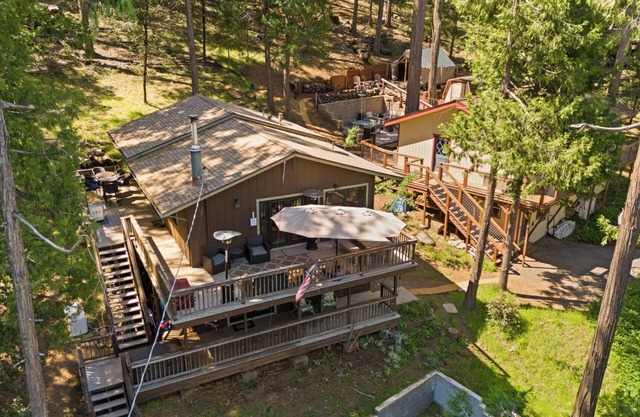 Two adjacent Summer Cabins w/ hot tub and glamping - sleeps 20