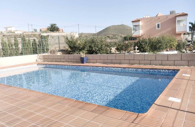 Dos habitaciones, dos baños (uno con ducha) Apto. con piscina 10X5 climatizada estacionalmente