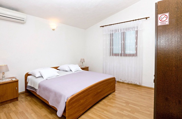 Apartamento para dos personas con balcón y vista al mar Stupin Celine, Rogoznica (A-23812-b)