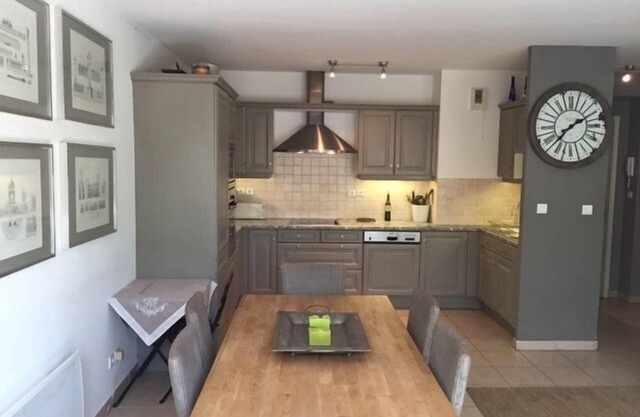 Apartamento de 2 dormitorios con aparcamiento y ascensor en Lourmarin