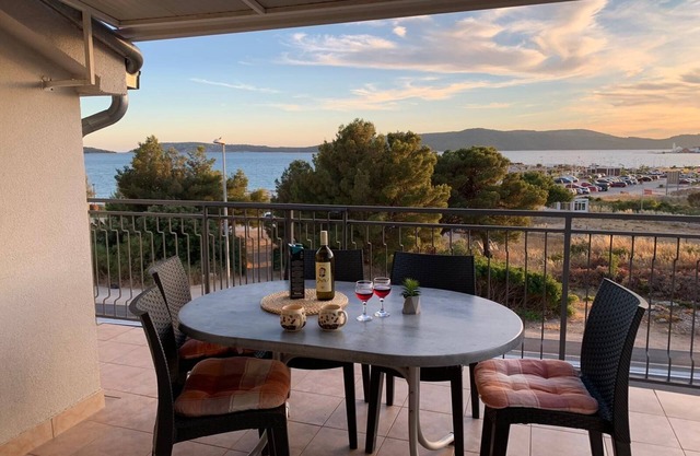 Apartamento para dos personas con terraza y vista al mar Brodarica, Sibenik (A-21536-a)