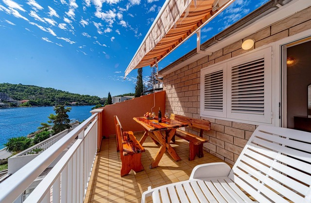 Apartamento para dos personas con terraza y vista al mar Brna, Korcula (A-10057-b)