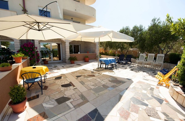 Apartamento para dos personas en la playa Slatine, Ciovo (A-1139-c)
