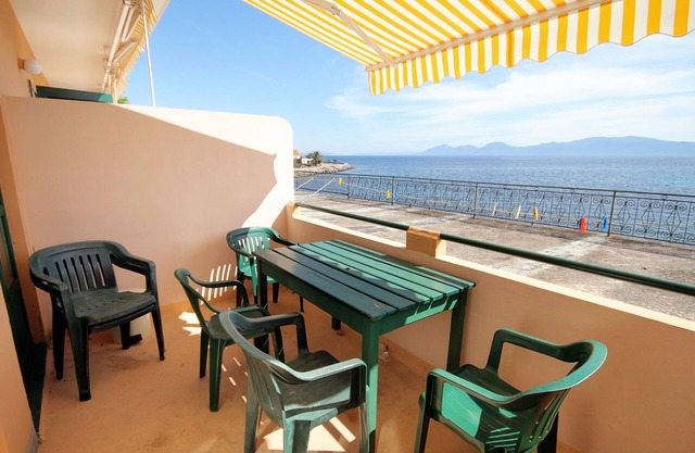 Apartamento para dos personas en la playa Sucuraj, Hvar (A-4029-e)