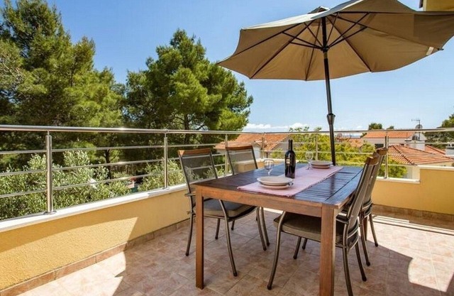 Apartamento para dos personas con terraza y vista al mar Bahía Osibova, Brac (A-23774-b)